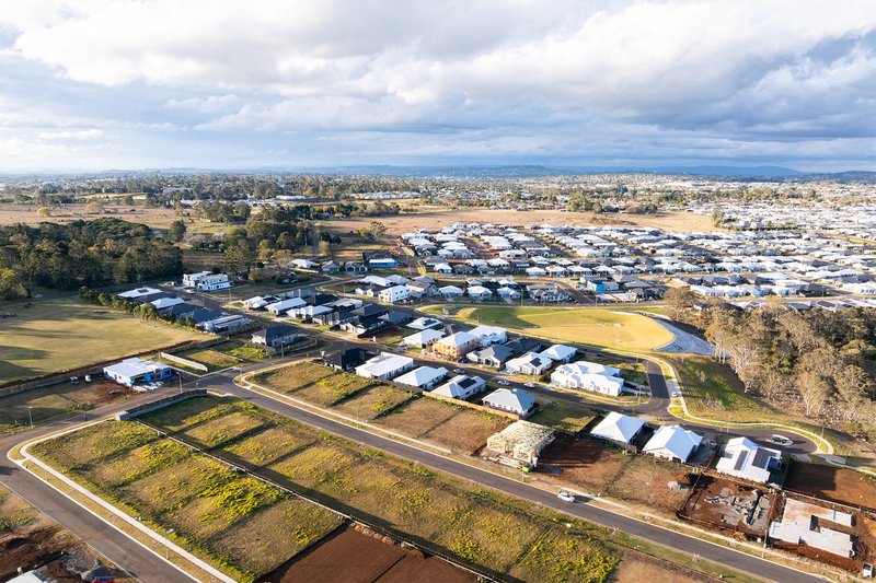 Photo - 11 Ogilvie Crescent, Kearneys Spring QLD 4350 - Image 4