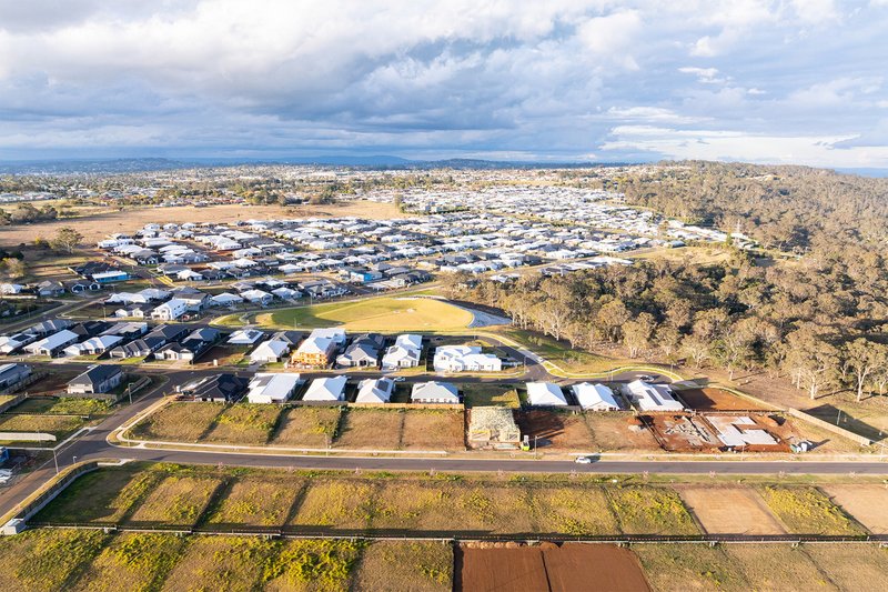 Photo - 11 Ogilvie Crescent, Kearneys Spring QLD 4350 - Image 5