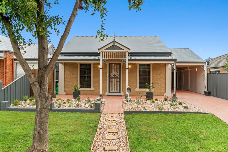 11 Ordsall Close, Caroline Springs VIC 3023