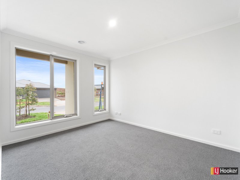 Photo - 11 Overture Road, Strathtulloh VIC 3338 - Image 5