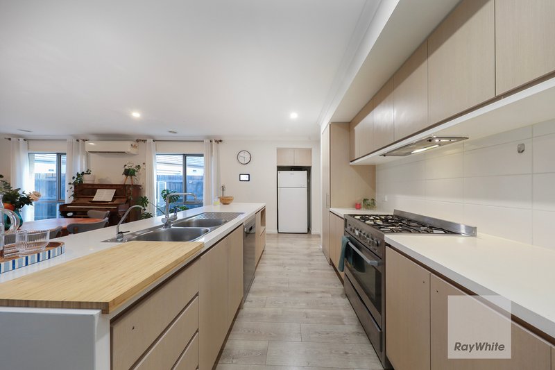 Photo - 11 Parkfield Walk, Westmeadows VIC 3049 - Image 7