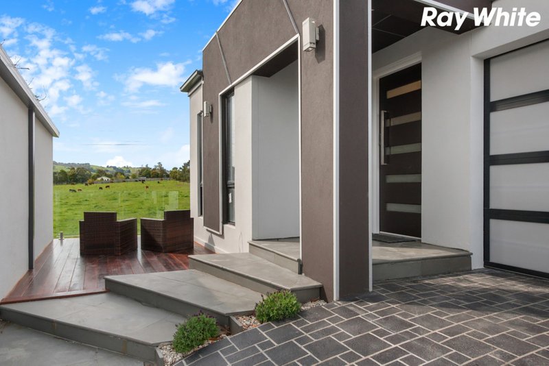 Photo - 11 Penarie Place, Pakenham VIC 3810 - Image 3