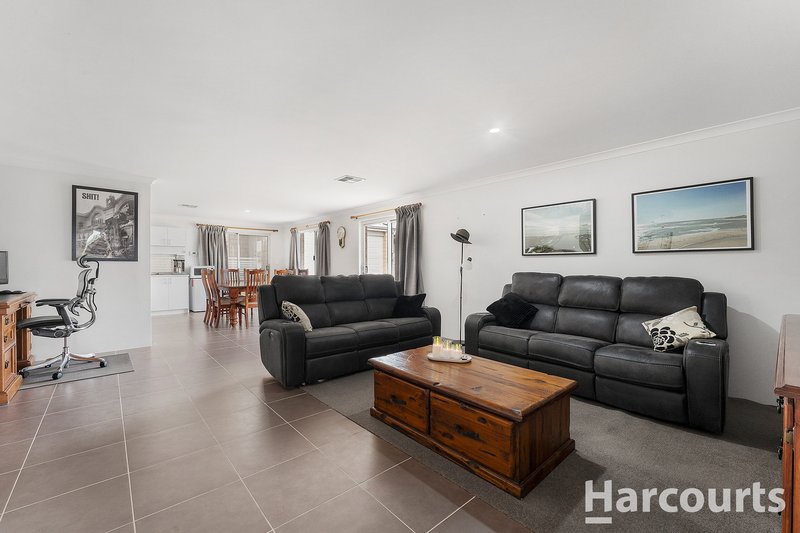 Photo - 11 Peppertree Close, Wannanup WA 6210 - Image 6