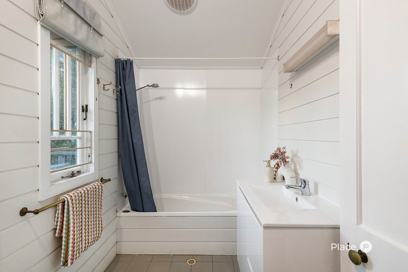Photo - 11 Poet Street, Holland Park West QLD 4121 - Image 24
