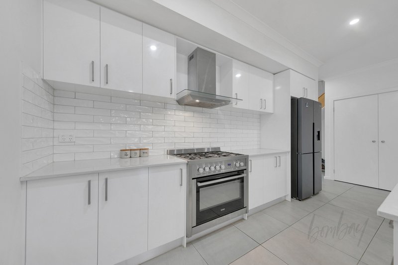 Photo - 11 Popran Walk, Wollert VIC 3750 - Image 3