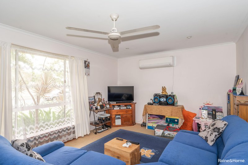 Photo - 11 Rachael Street, Point Vernon QLD 4655 - Image 3