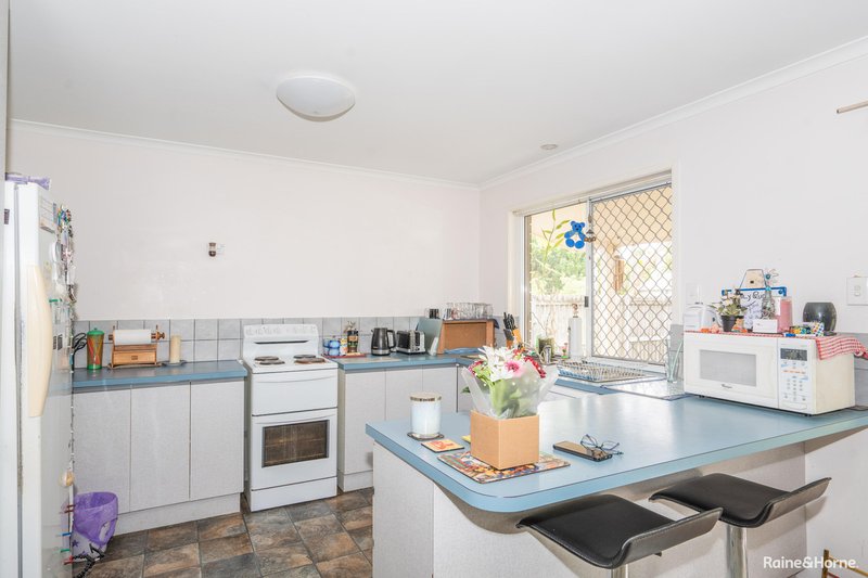 Photo - 11 Rachael Street, Point Vernon QLD 4655 - Image 4