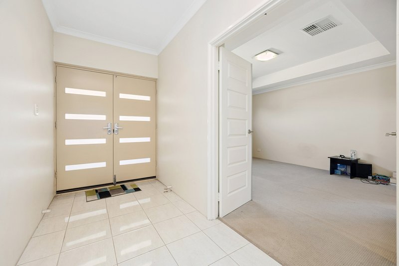 Photo - 11 Raven Way, Harrisdale WA 6112 - Image 2