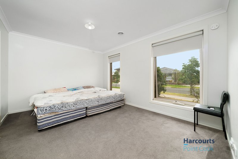 Photo - 11 Razorbill Terrace, Werribee VIC 3030 - Image 4