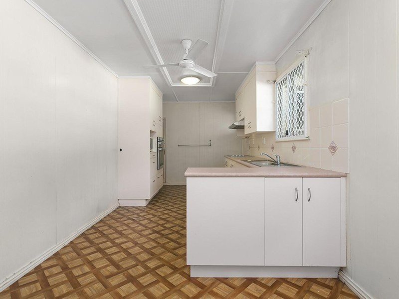 Photo - 11 Renshaw Street, Park Avenue QLD 4701 - Image 2