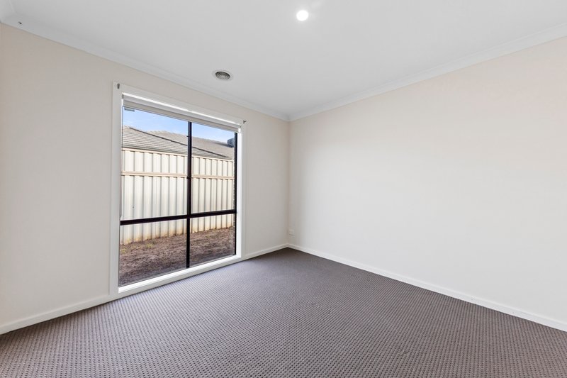 Photo - 11 Romina Street, Pakenham VIC 3810 - Image 17