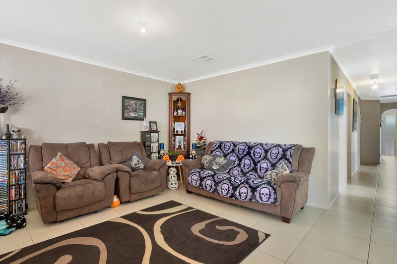 Photo - 11 Rosaria Court, Munno Para West SA 5115 - Image 4