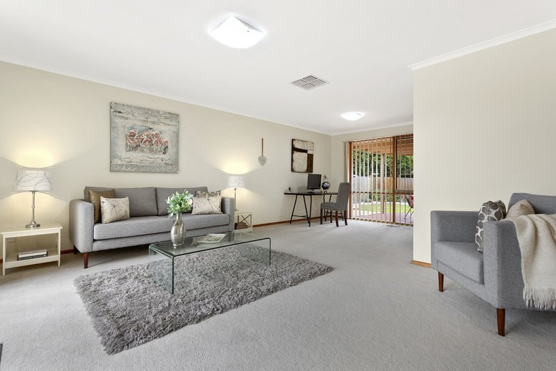 Photo - 11 Ross Court, Mill Park VIC 3082 - Image 2