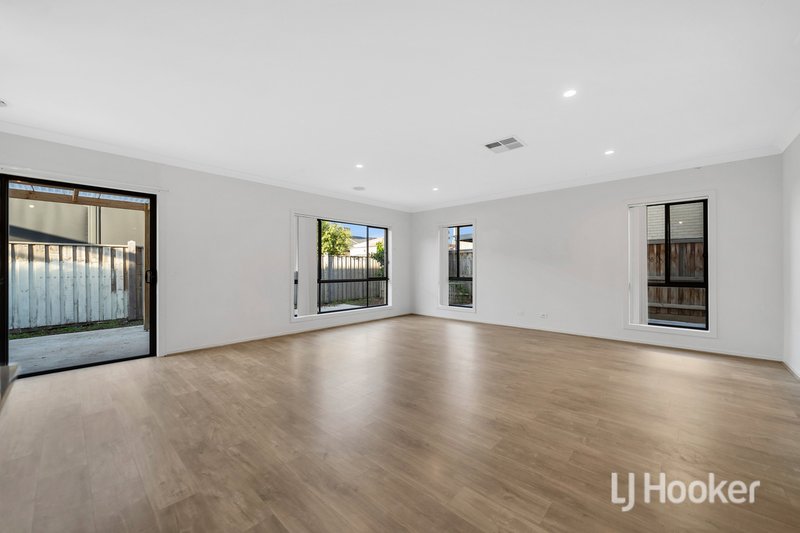 Photo - 11 Roundhay Crescent, Point Cook VIC 3030 - Image 2