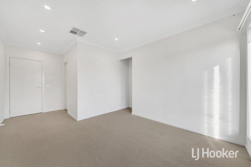 Photo - 11 Roundhay Crescent, Point Cook VIC 3030 - Image 7