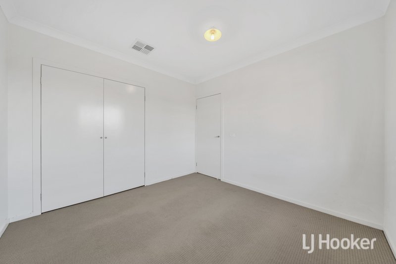 Photo - 11 Roundhay Crescent, Point Cook VIC 3030 - Image 9