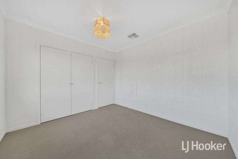 Photo - 11 Roundhay Crescent, Point Cook VIC 3030 - Image 10