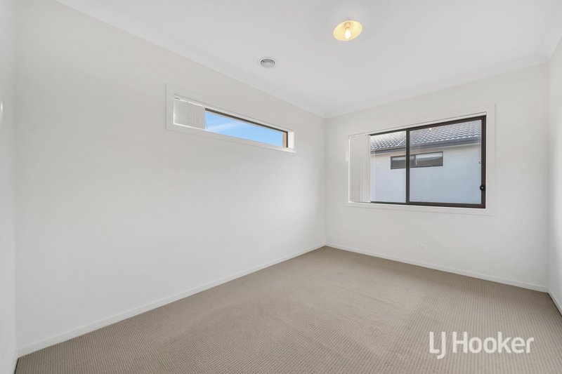 Photo - 11 Roundhay Crescent, Point Cook VIC 3030 - Image 11