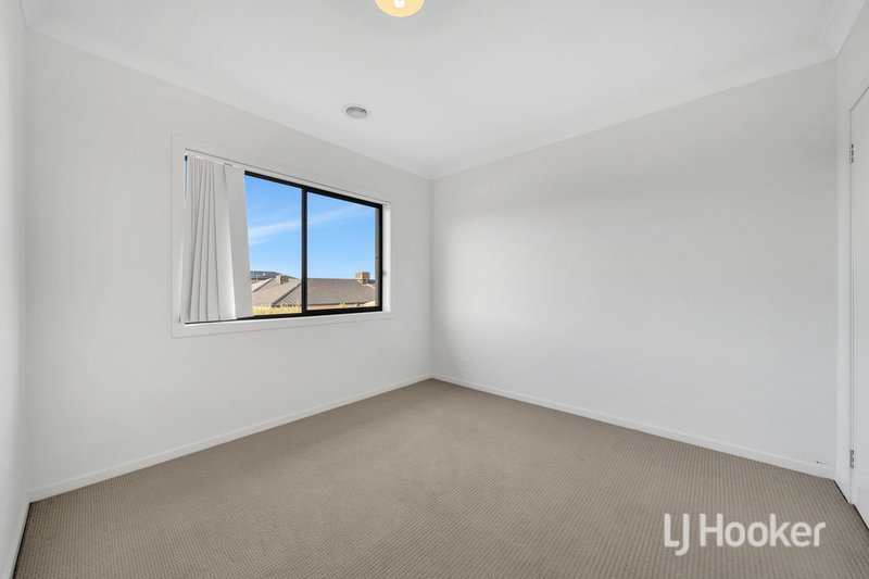 Photo - 11 Roundhay Crescent, Point Cook VIC 3030 - Image 13