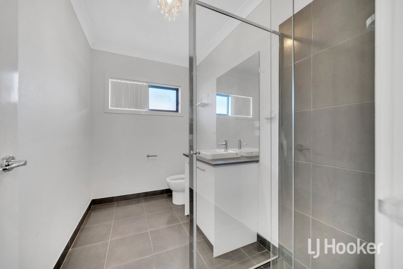 Photo - 11 Roundhay Crescent, Point Cook VIC 3030 - Image 15