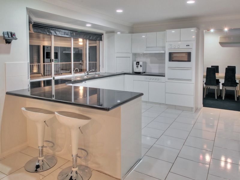 Photo - 11 Saint John Close, Parkinson QLD 4115 - Image 4