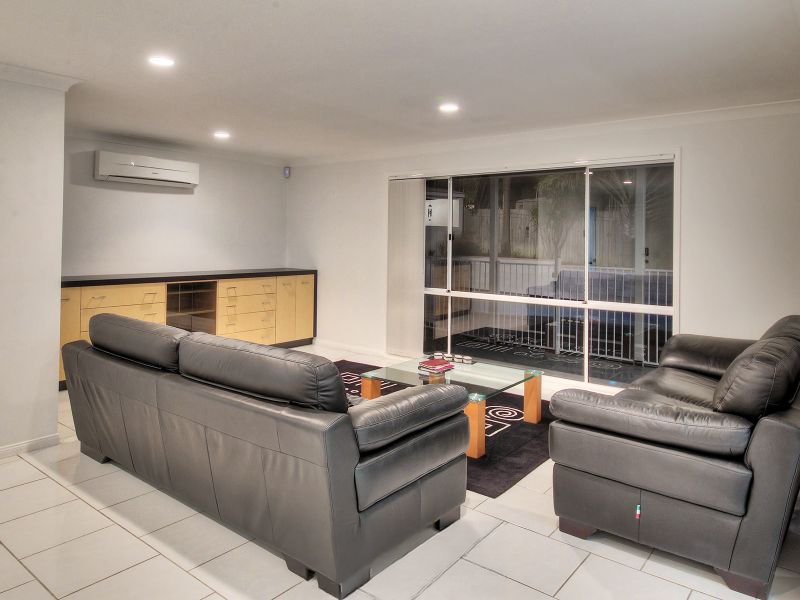 Photo - 11 Saint John Close, Parkinson QLD 4115 - Image 8