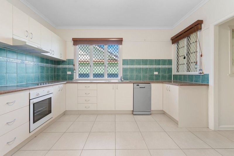 Photo - 11 Sapphire Street, Holland Park QLD 4121 - Image 7