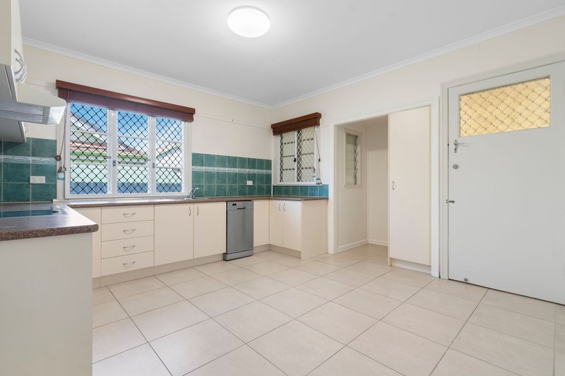 Photo - 11 Sapphire Street, Holland Park QLD 4121 - Image 8