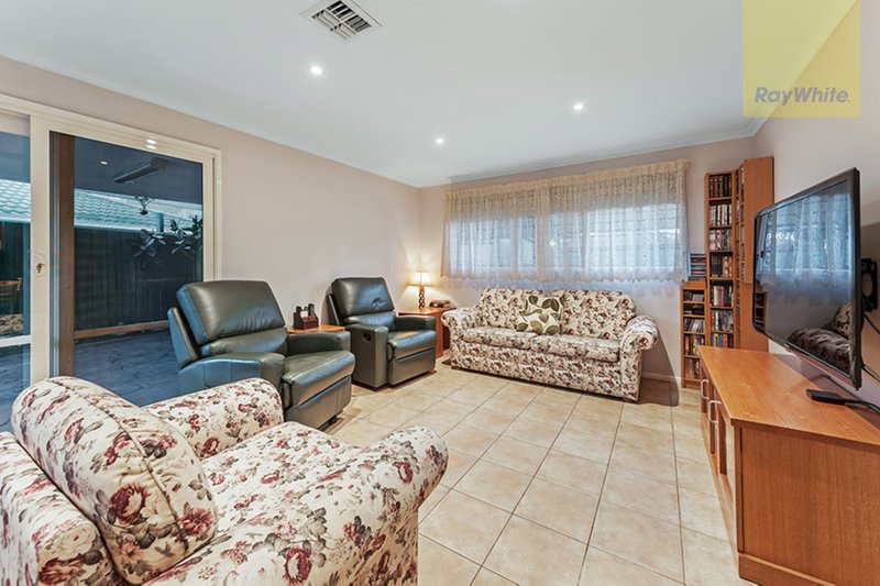 Photo - 11 Sedgefield Place, Craigieburn VIC 3064 - Image 6