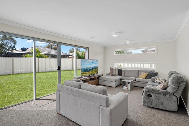 Photo - 11 Serenity Street, Pakenham VIC 3810 - Image 5