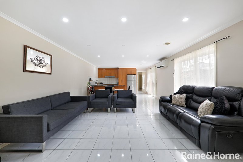 Photo - 11 Severn Court, Roxburgh Park VIC 3064 - Image 2