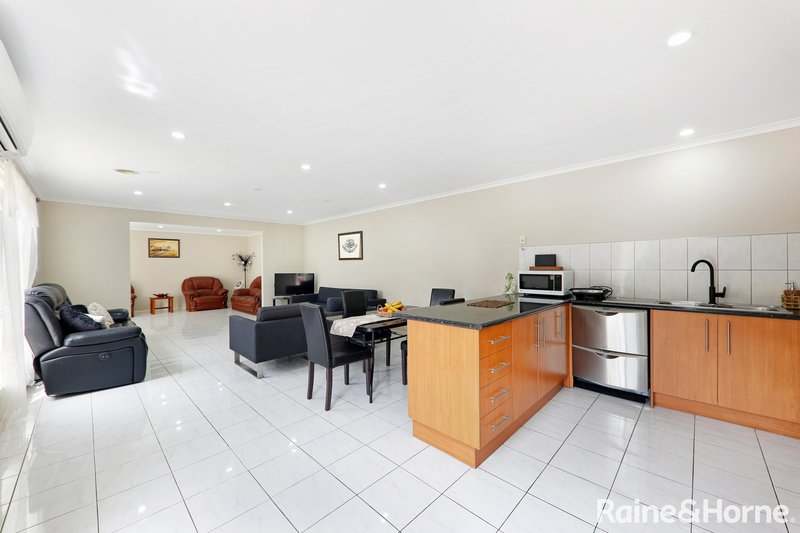 Photo - 11 Severn Court, Roxburgh Park VIC 3064 - Image 3