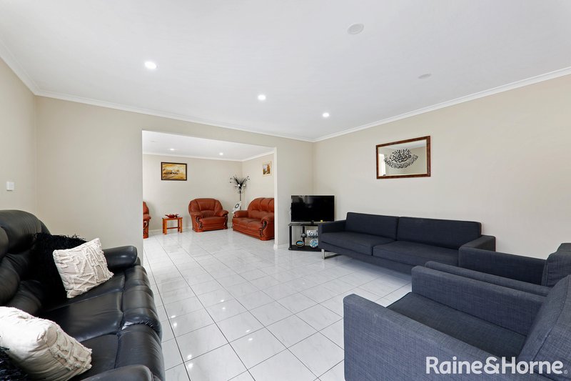 Photo - 11 Severn Court, Roxburgh Park VIC 3064 - Image 6