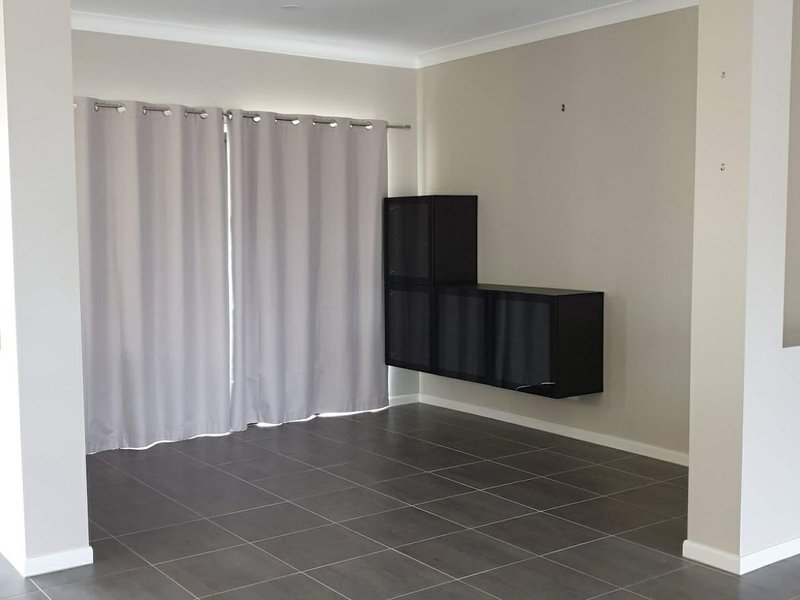 Photo - 11 Silverton Place, Kensington Grove QLD 4341 - Image 7