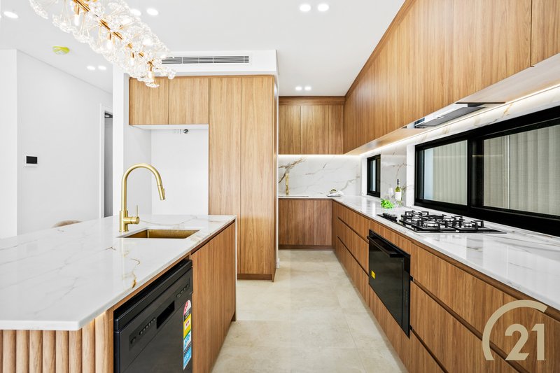 Photo - 11 Slender Avenue, Smithfield NSW 2164 - Image 4