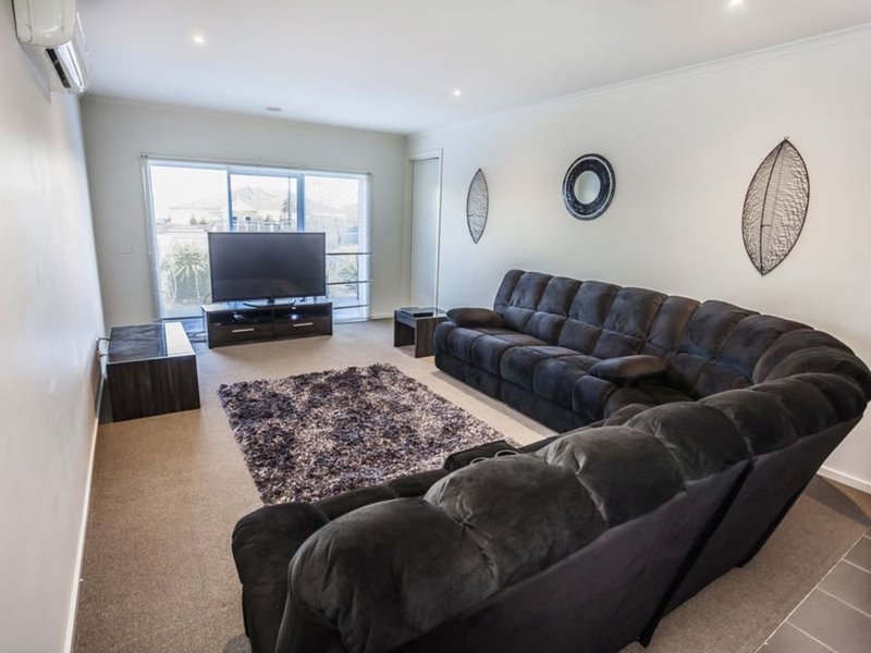 Photo - 11 Somersby Road, Craigieburn VIC 3064 - Image 2