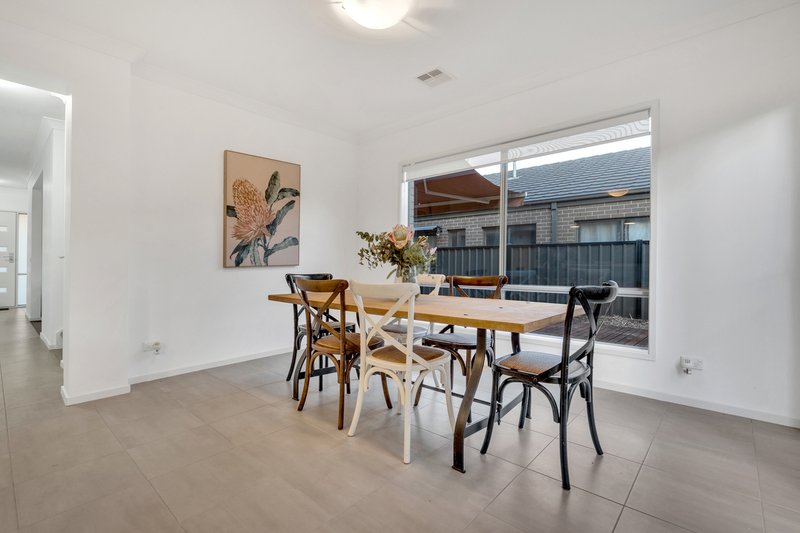 Photo - 11 Spirited Circuit, Craigieburn VIC 3064 - Image 13