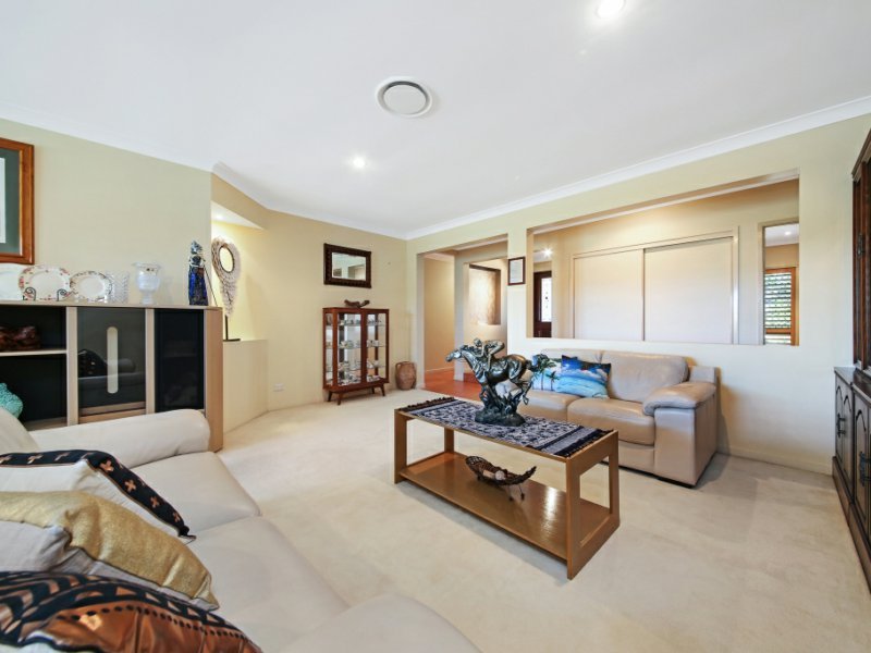 Photo - 11 St Helen'S Crt , Burleigh Waters QLD 4220 - Image 10