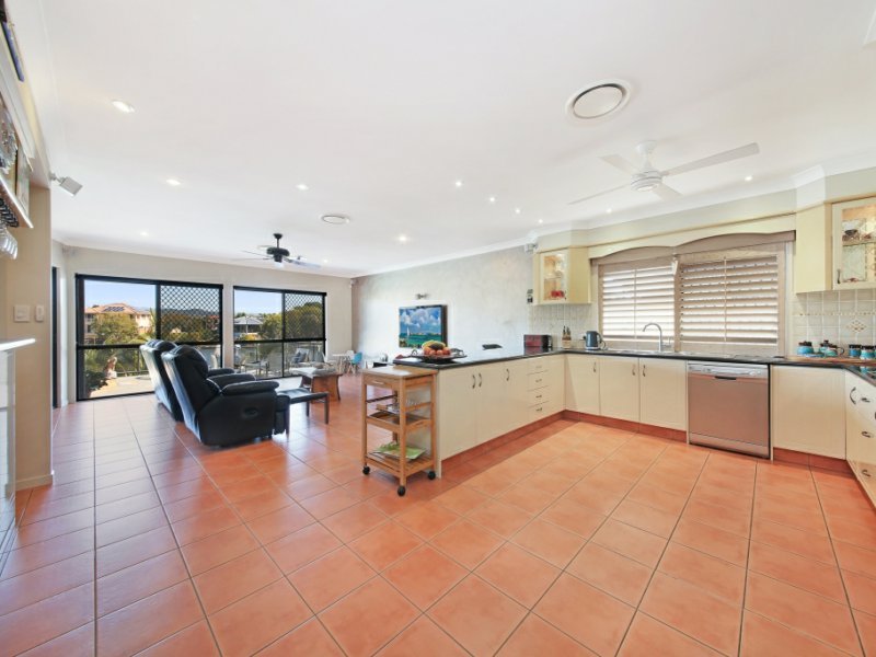 Photo - 11 St Helen'S Crt , Burleigh Waters QLD 4220 - Image 12