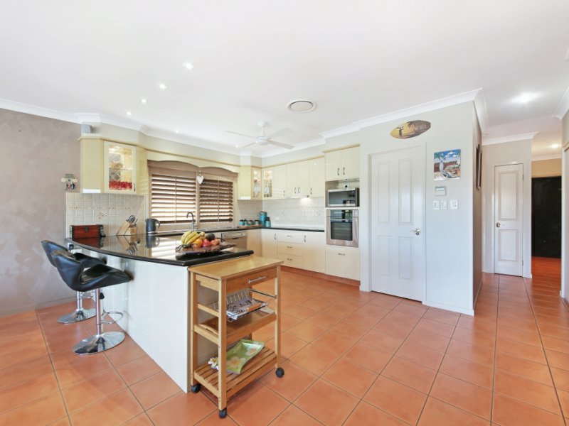 Photo - 11 St Helen'S Crt , Burleigh Waters QLD 4220 - Image 13