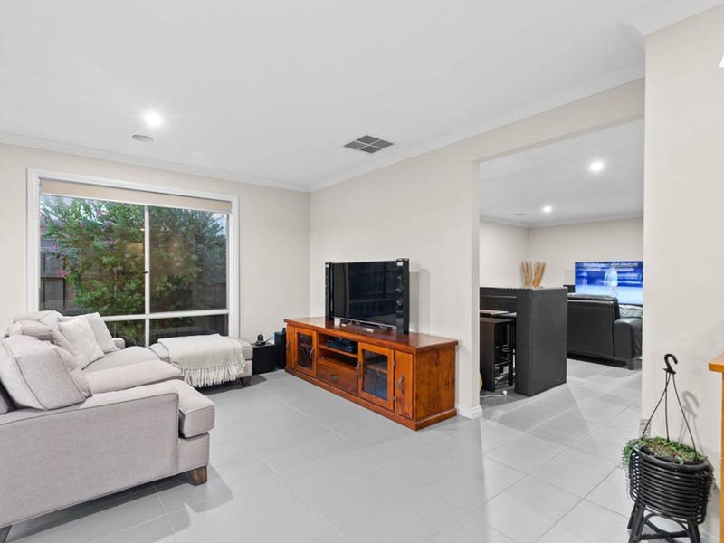 Photo - 11 Stockhaven Circuit, Langwarrin VIC 3910 - Image 4