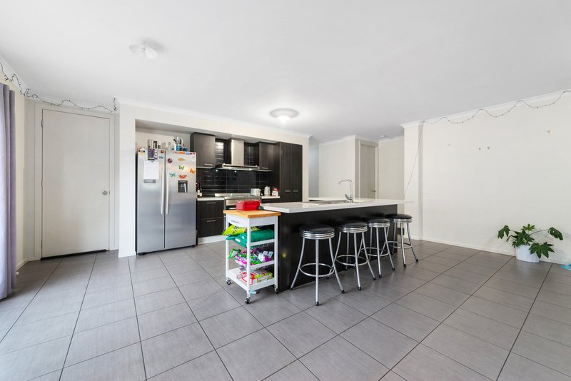 Photo - 11 Surf Court, Lakes Entrance VIC 3909 - Image 5