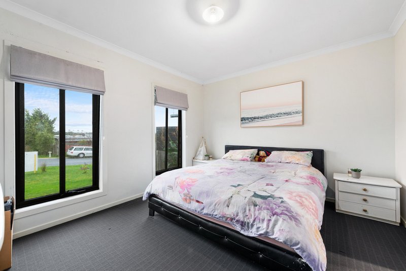 Photo - 11 Surf Court, Lakes Entrance VIC 3909 - Image 10