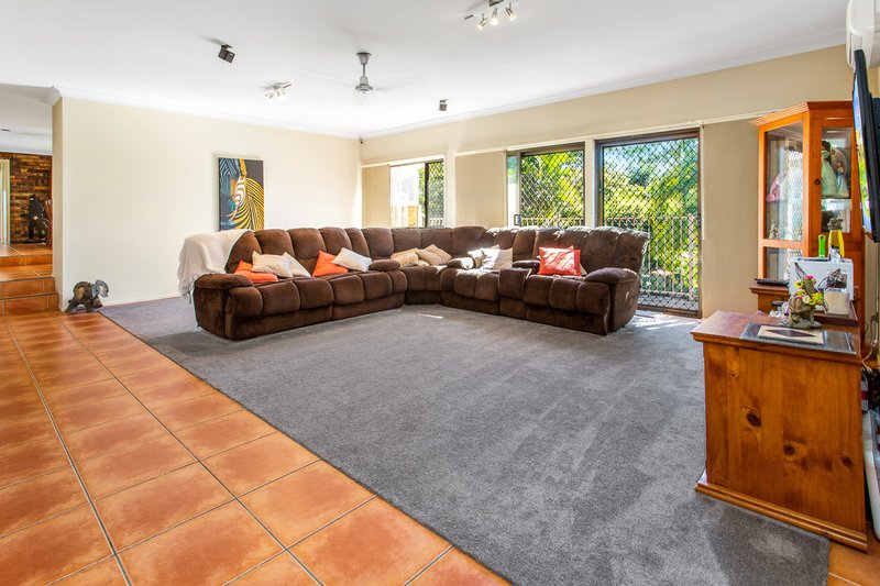 Photo - 11 Surrey Ct , Helensvale QLD 4212 - Image 2