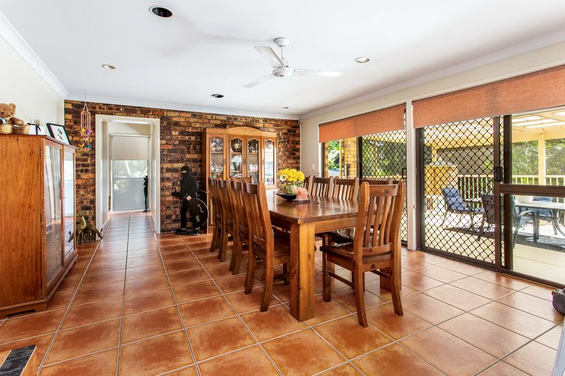 Photo - 11 Surrey Ct , Helensvale QLD 4212 - Image 4