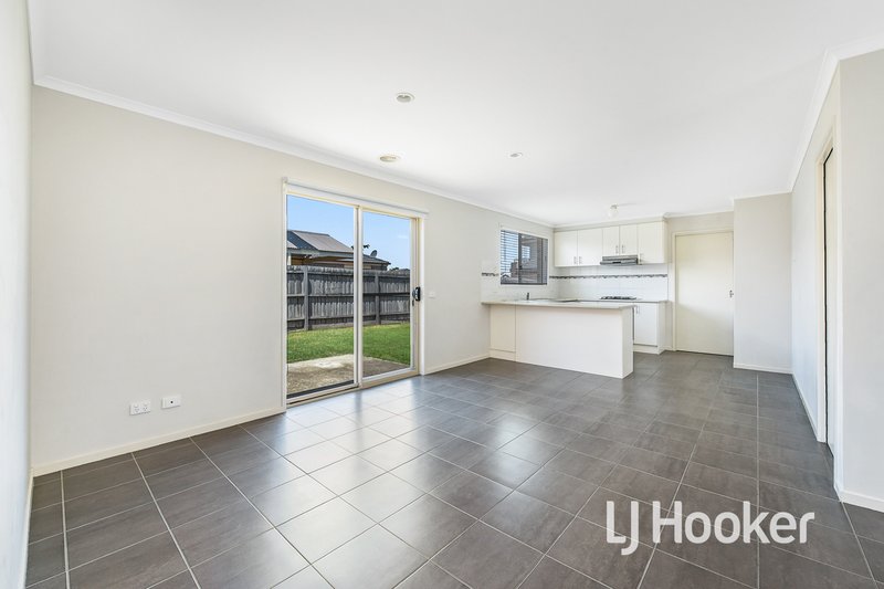 Photo - 11 Sweet Pea Drive, Pakenham VIC 3810 - Image 5