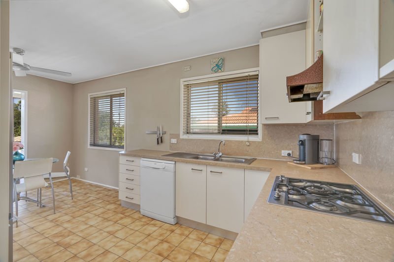 Photo - 11 Tabulam Drive, Ferny Hills QLD 4055 - Image 3