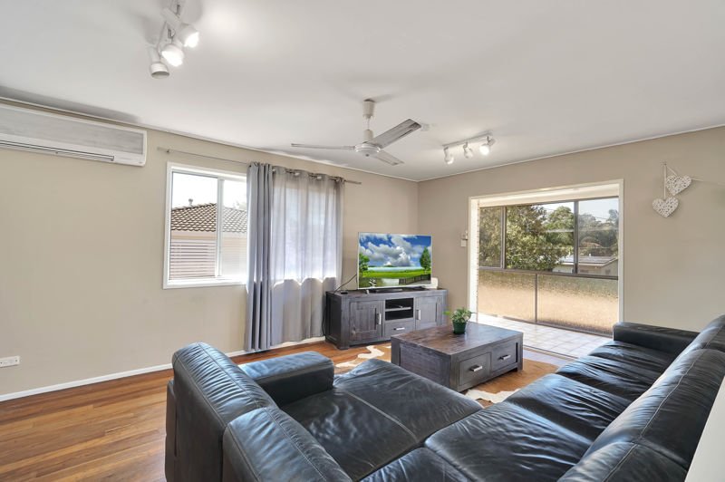 Photo - 11 Tabulam Drive, Ferny Hills QLD 4055 - Image 5