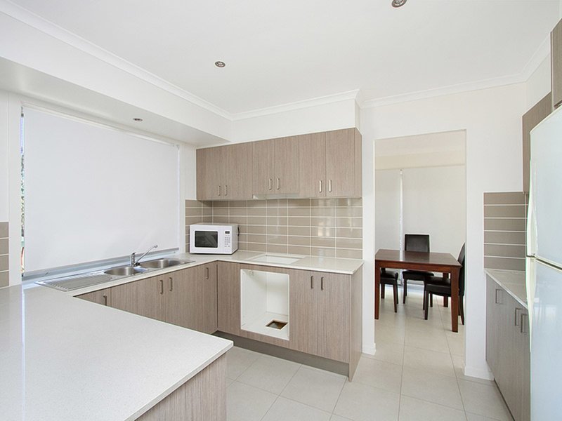 Photo - 11 Tanah Merah Avenue, Tanah Merah QLD 4128 - Image 2