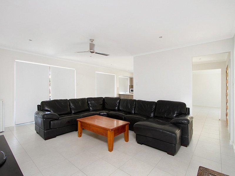 Photo - 11 Tanah Merah Avenue, Tanah Merah QLD 4128 - Image 3